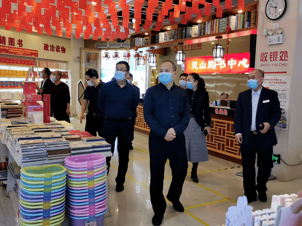 总经理(左一)与黄春柳部长(右一)对灵山县公司如何进一步服务全民阅读