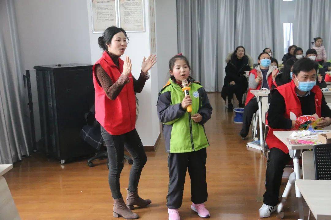 同心同唱《卖汤圆》04随后,在志愿者哥哥姐姐们的帮助下,小朋友们开始