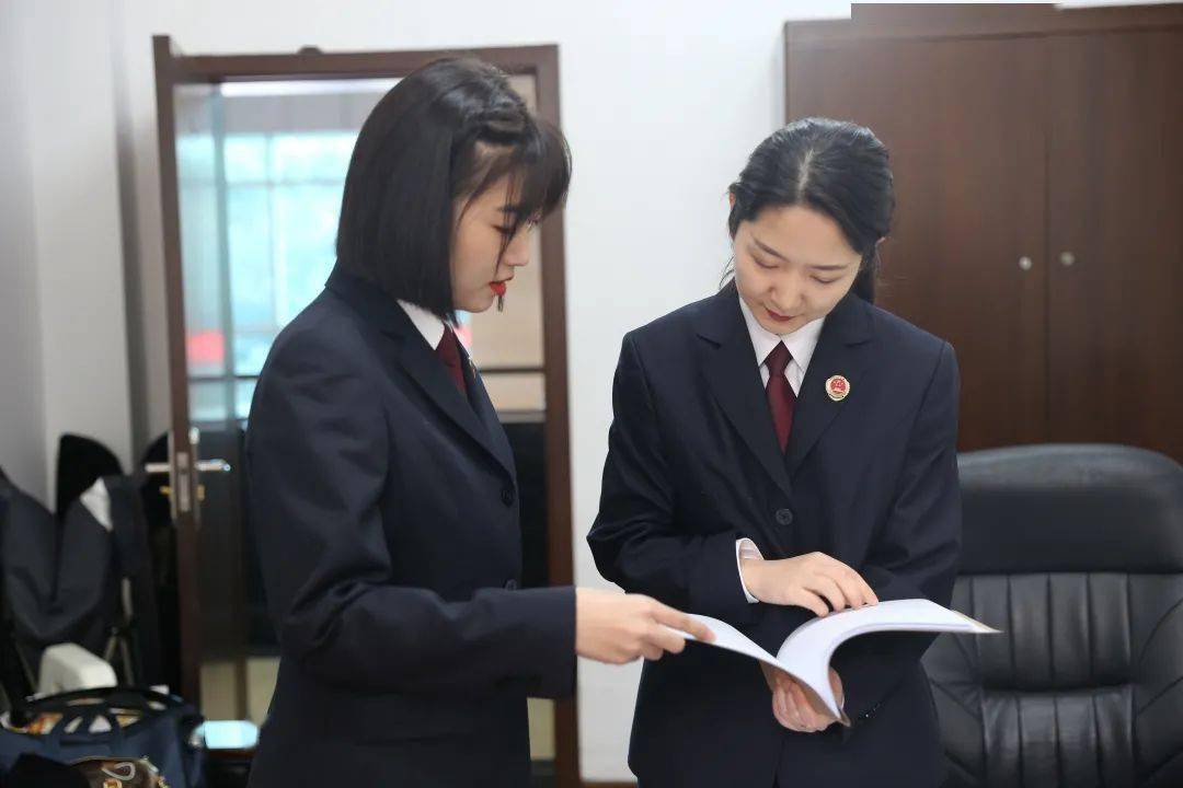 检察追梦人叶玲玲穿筒靴办案的女检察官