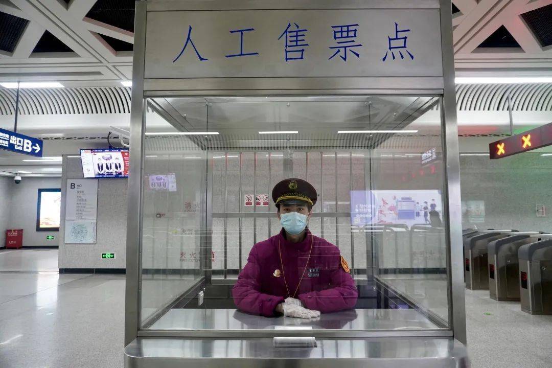 开设临时售票亭车站已提前补充票卡,备好预赋值票及备用金,将视客流