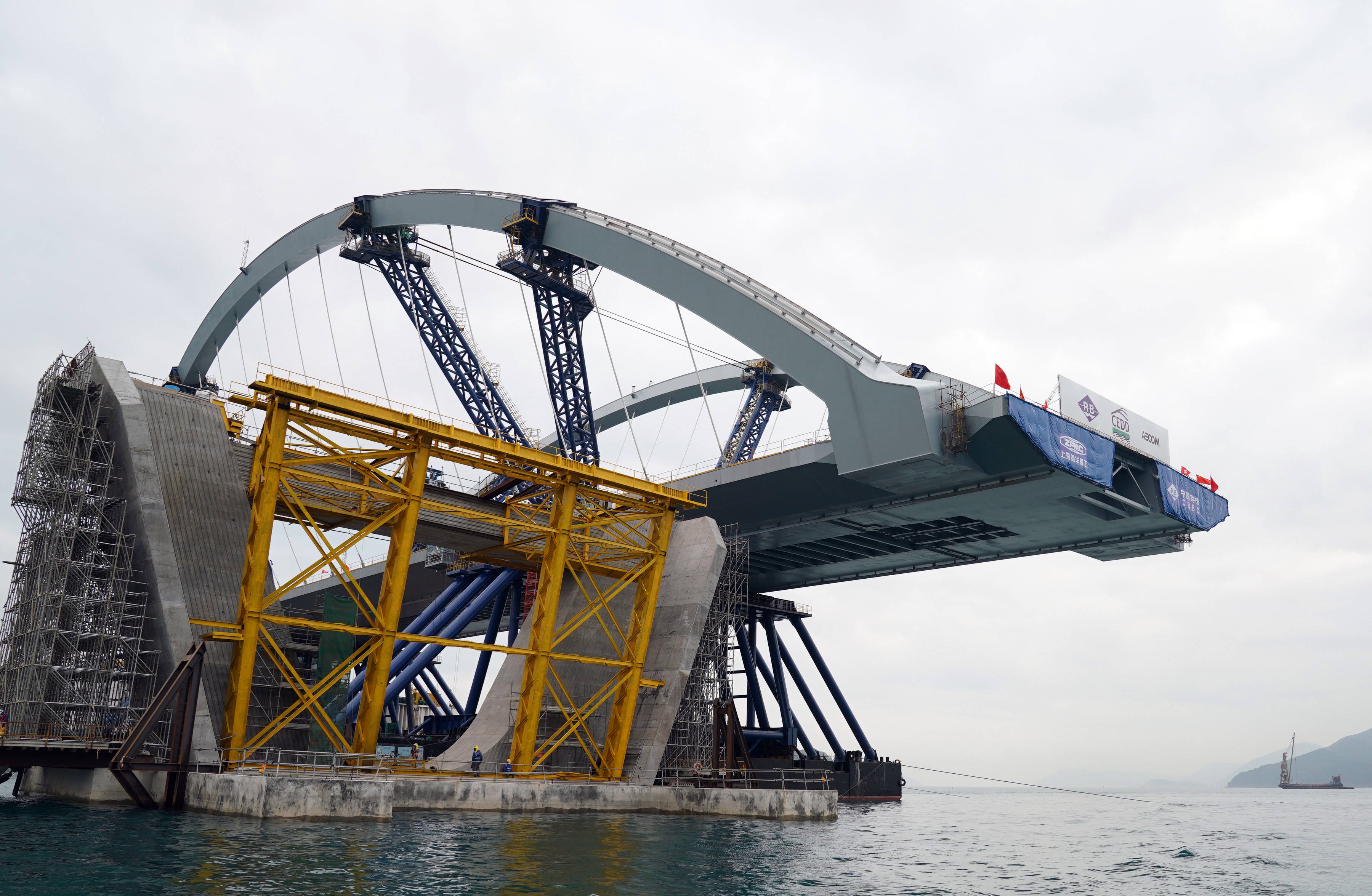 内地企业独家承建的香港将军澳大桥主桥安装成功