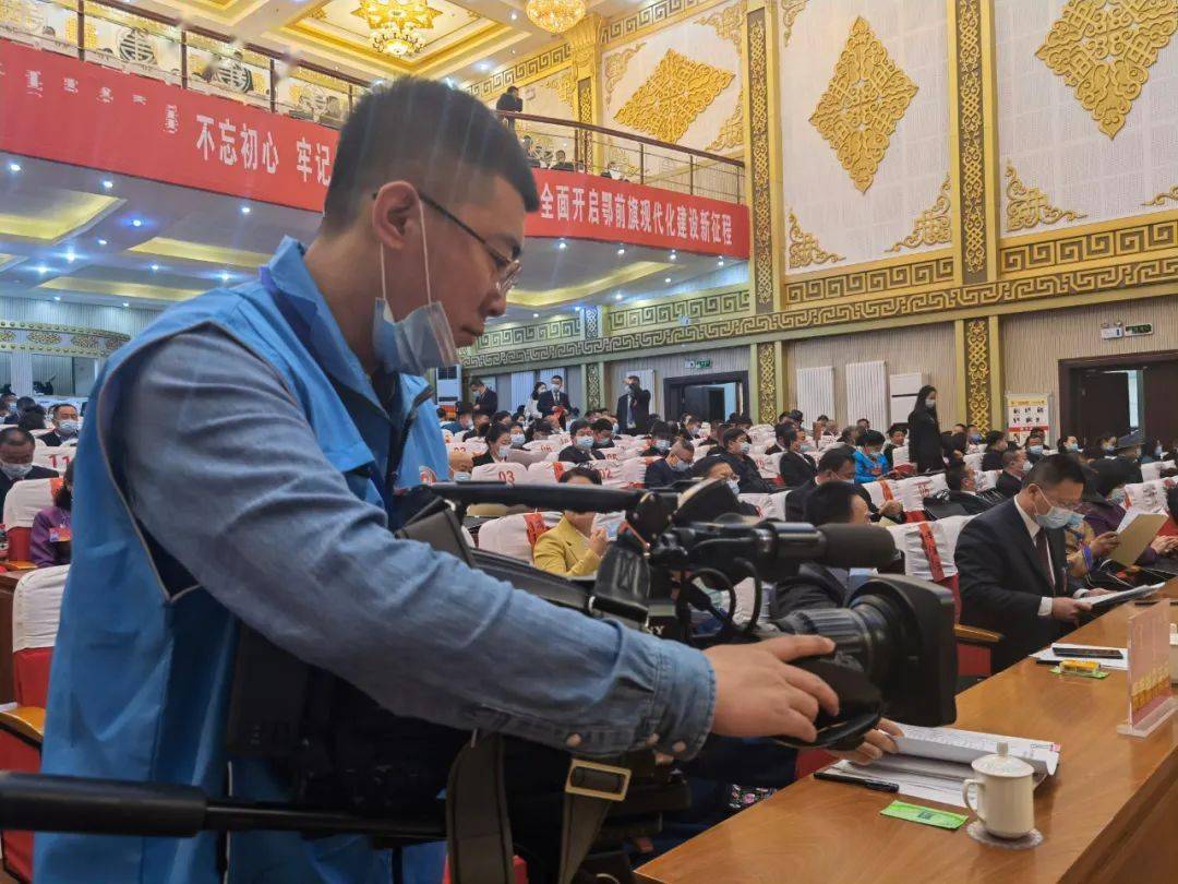 现场拍摄的他们是这样的出镜记者在现场报道是这样的扛起摄像机,拿起