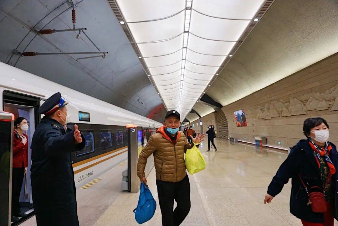 火车接人能进站台接吗 7672b7eaef3f4a4ebf64f146405f2272.jpeg