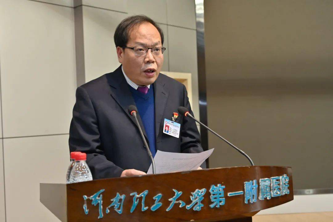 下一项议程,由副院长刘喜成宣读《关于执行周末双休的意见》.