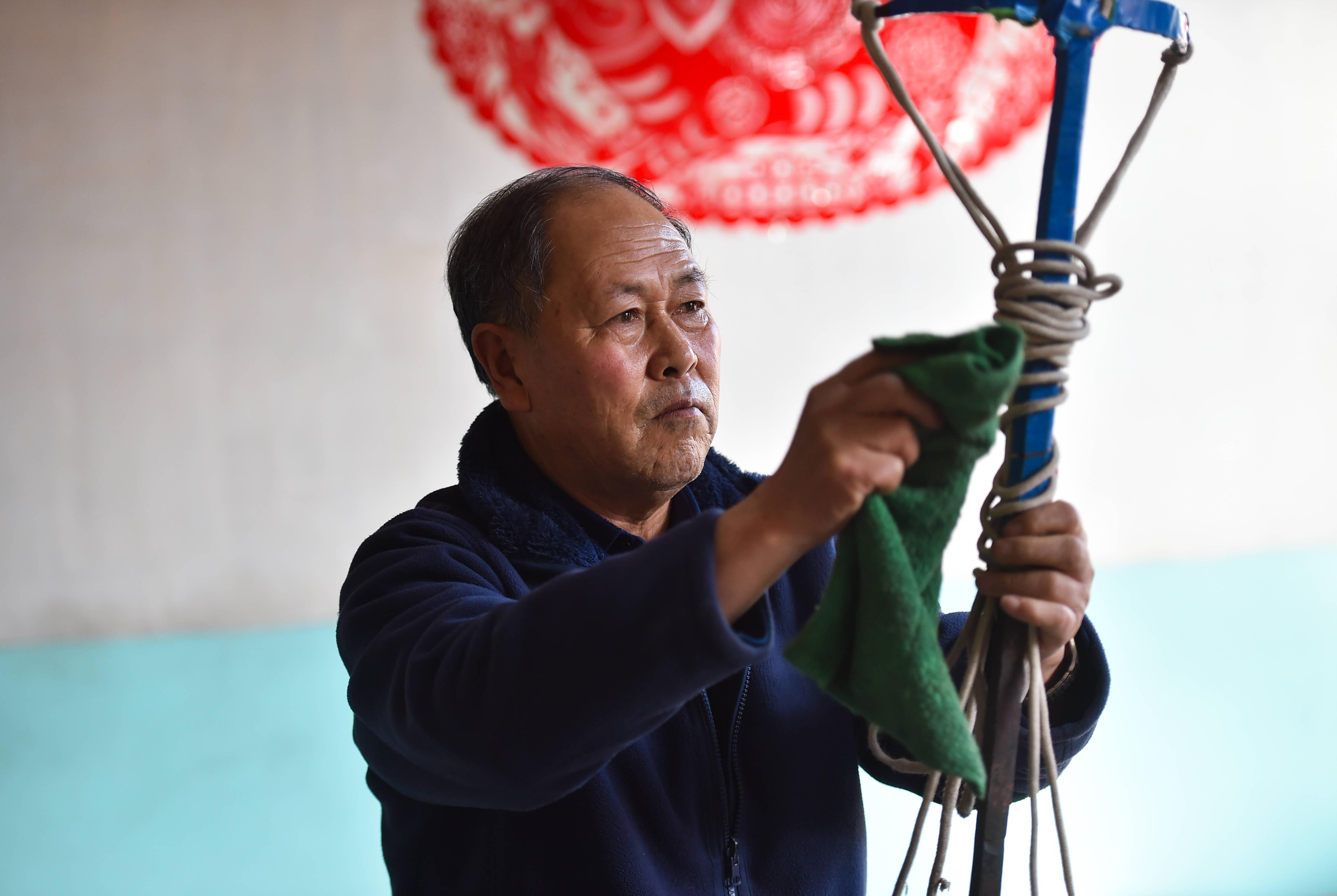 2月22日,在山西省代縣峨口鎮郝街村,郝來喜在家中整修表演撓閣的工具.