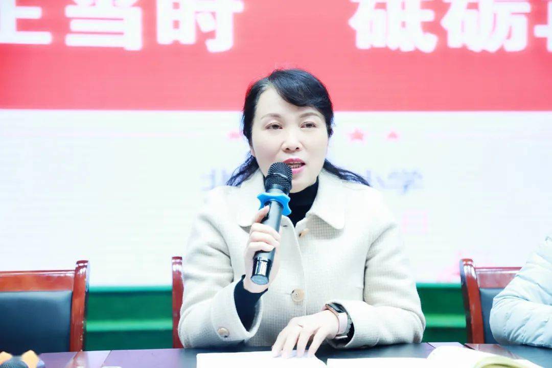 曹亚萍副校长总结了暑期教师读书活动,希望老师们坚持阅读.