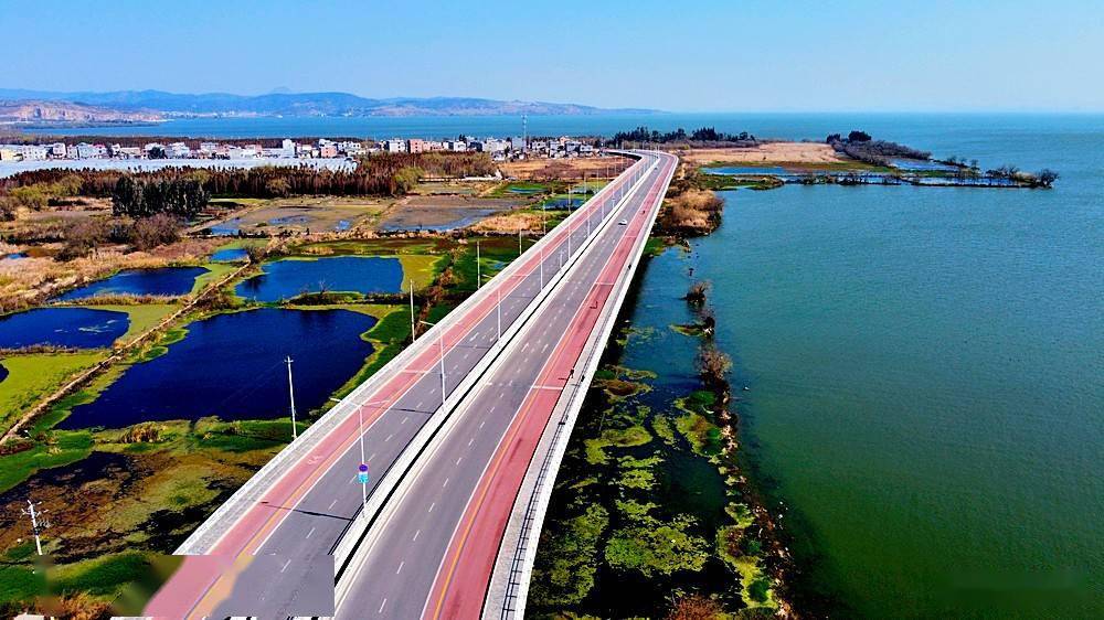 航拍昆明滇池环湖南路最美水上公路