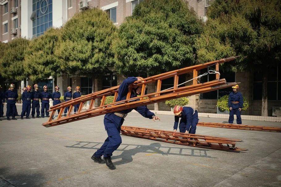 要想成为一名合格的消防员,熟练掌握六米拉梯各项延伸训练是必不可少