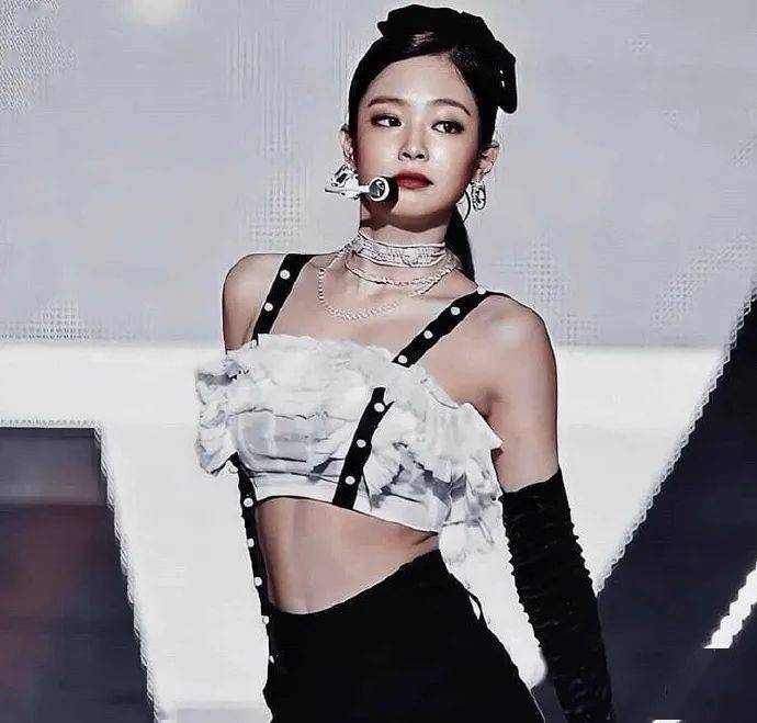 而且jennie还拥有令人羡慕的直角肩,这也是她穿什么都好看的原因之一.