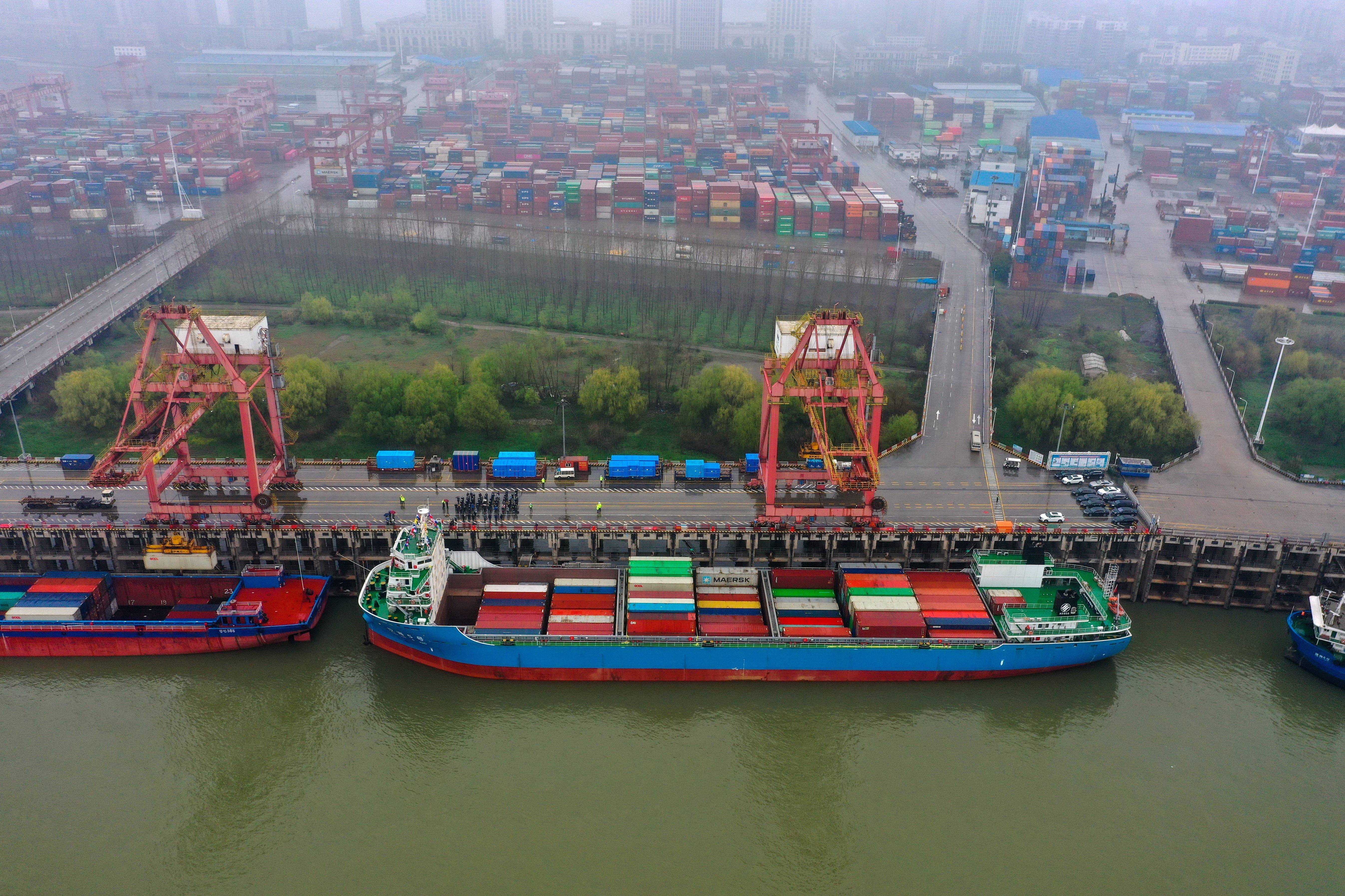 武汉长江内河最大集装箱船首航