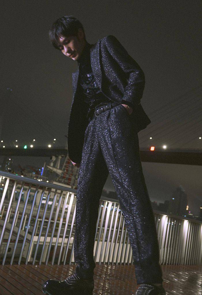 白宇腿长逆天白宇展现绅士风度返回搜狐,查看更多