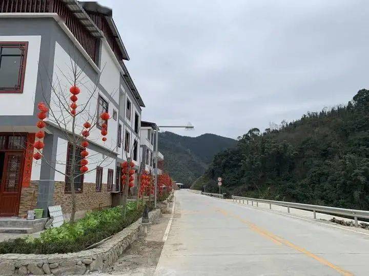 新修的二级公路经过广西乐业县新化镇百坭村.