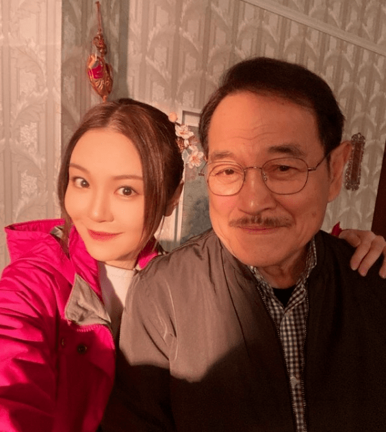 32岁TVB小花同77岁刘丹演忘年恋,原来在她11岁就认识了_表演