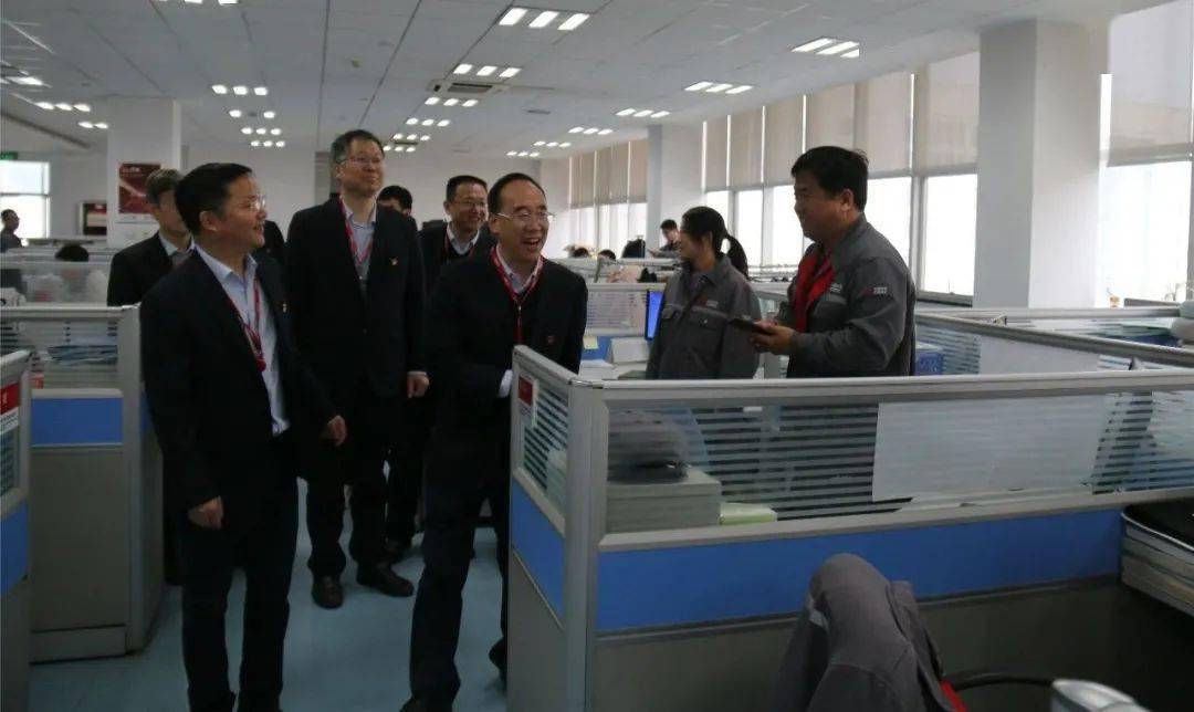 王彬,副总经理党委副书记张红卫为捷力大厦各单位员工送来开工祝福西