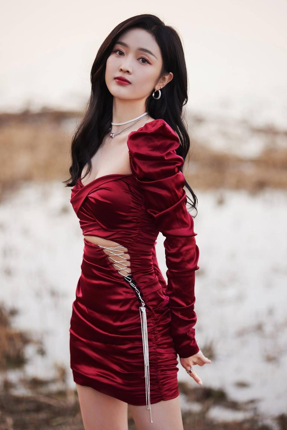 吴宣仪穿红绸缎礼裙秀身材光影洒落小露性感