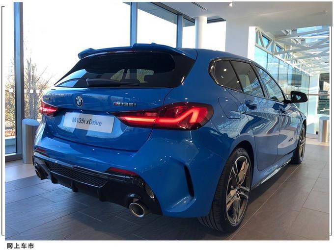宝马新款m135i到店实拍配翻毛皮内饰加速比肩a35