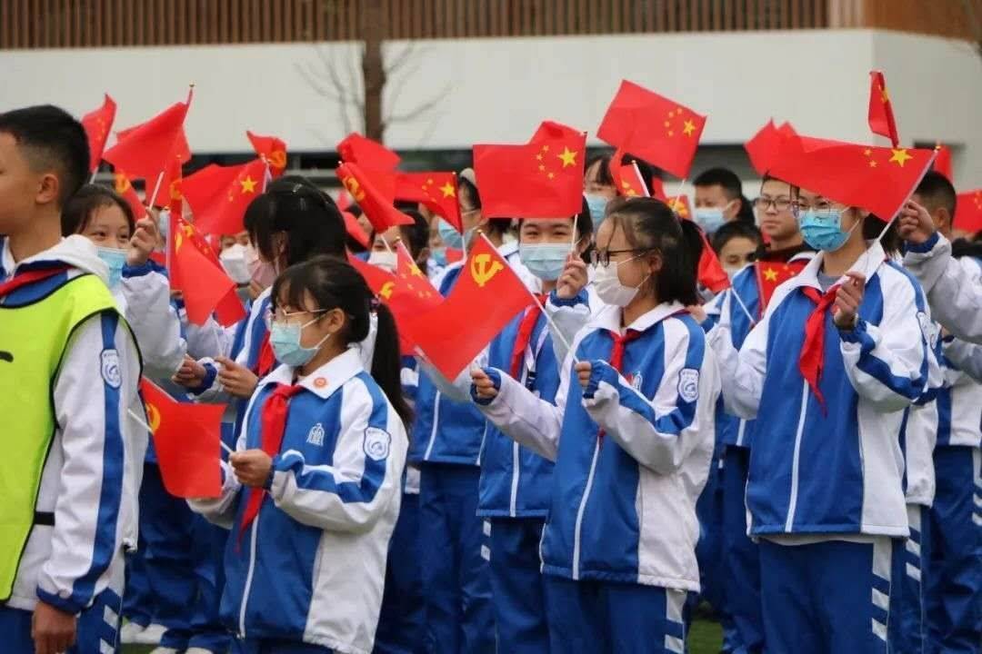 今起成都石室天府中学学子暂别假期模式,交子校区和锦城湖校区迎来