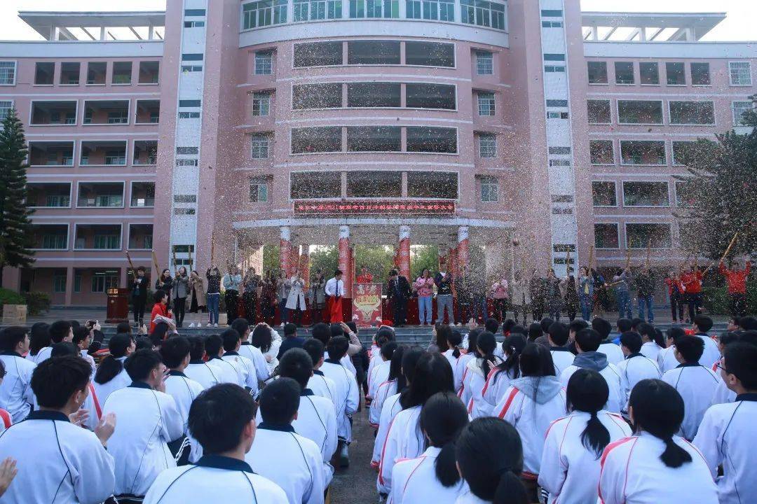 惠东中学举行2021届高考百日冲刺誓师暨成人礼宣誓活动