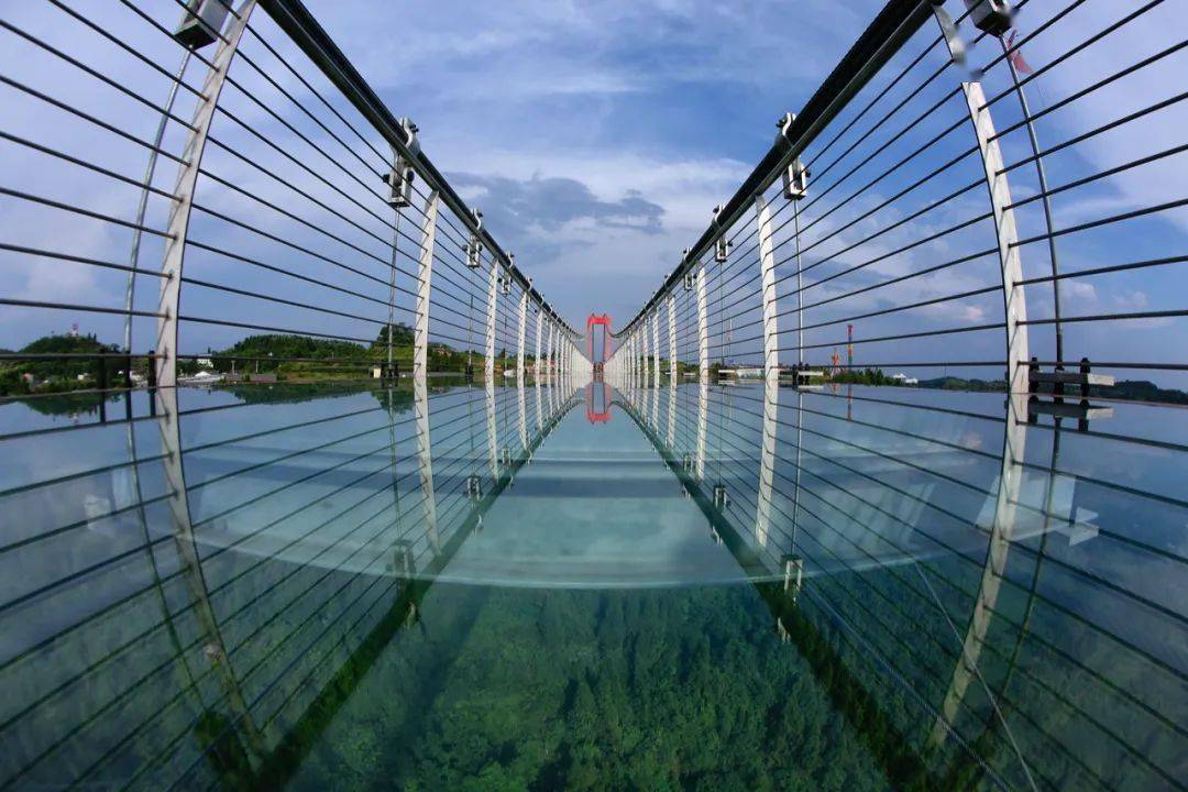 红豆村玻璃桥图片