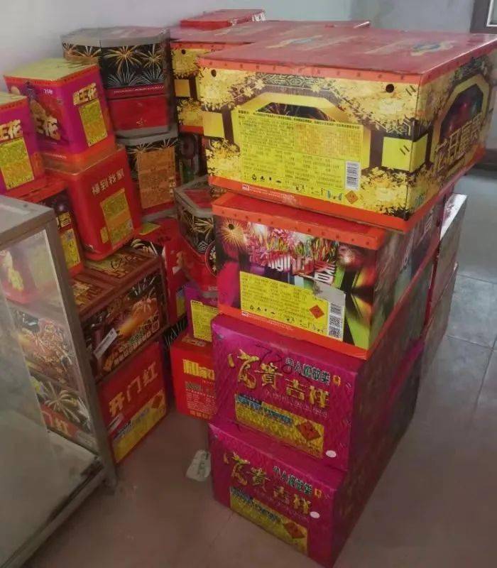 广东台山市许氏家族举办一年一度的烟花爆竹燃放活动