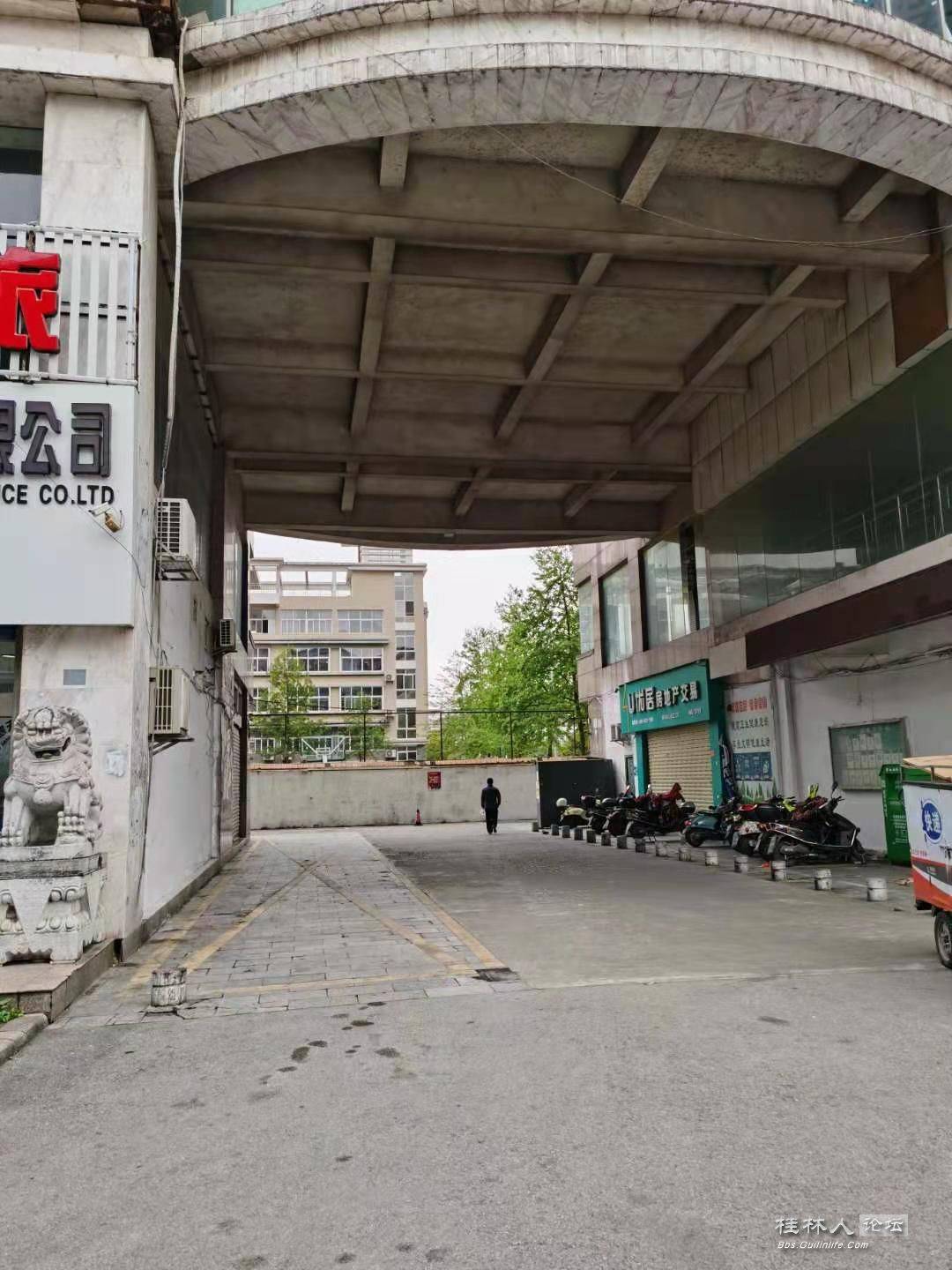 交警在桂林这个小区大门口及小区内部通道画了禁停线真相是