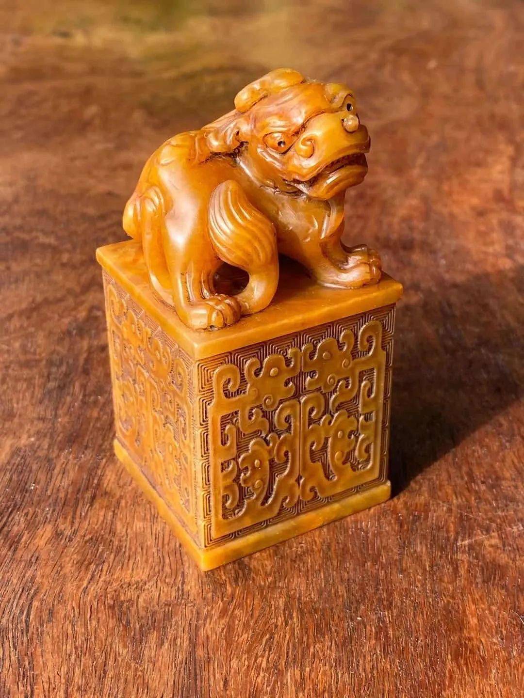 用之美—-博古汇萃 招财进宝 ▎寓意吉祥的田黄雕刻玉牌_寿山