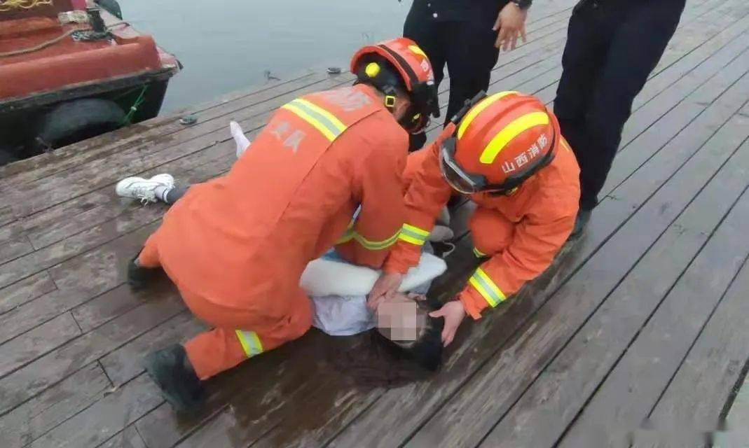 开发区河汾四路消防救援站的消防救援人员到达现场后,女子已落水,汾河