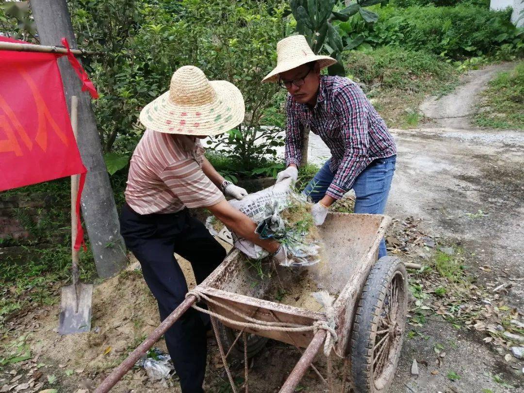 蔡秋生总为村里做些小事的第一书记