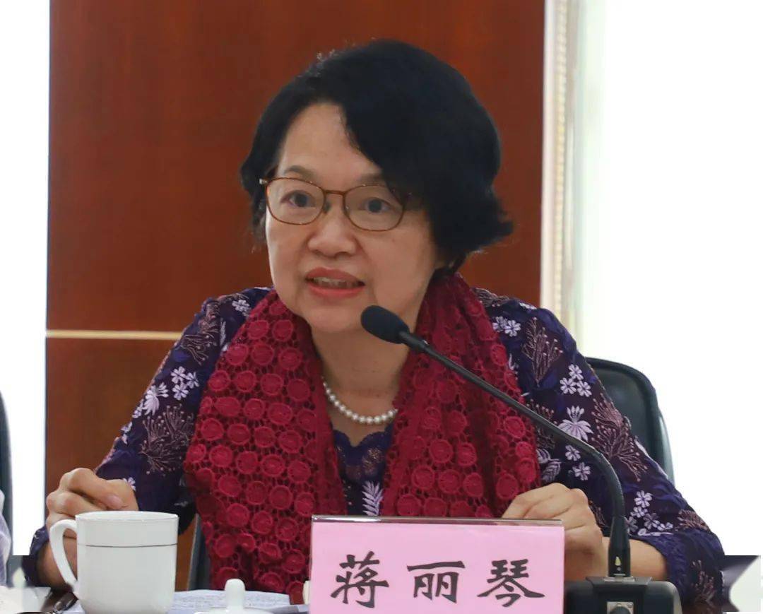 市总工会基层工作部部长,一级调研员蒋丽琴●要干