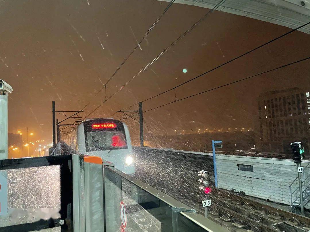 昨日早高峰客流同比增长14%, 瑞雪中的地铁是这样↗