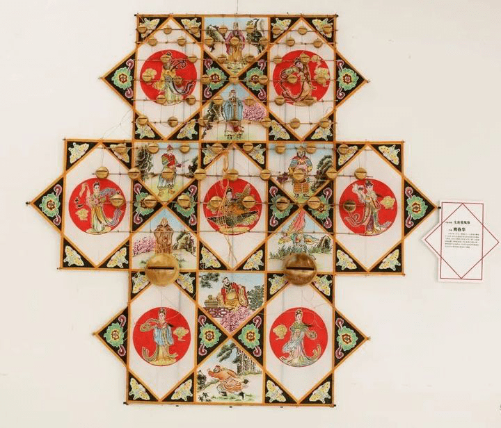 板鹞风筝因形如平板而得名,源于北宋,融扎裱造型,配色绘画,音律设计"