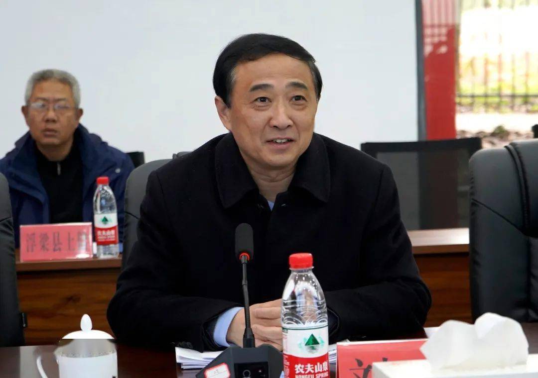市政府秘书长张维汉出席会议刘锋主持会议并讲话