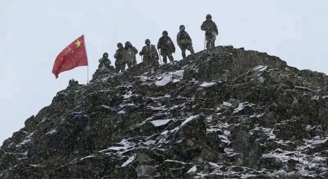 雪,遍地英雄立大河冰封,群山耸立依然严寒彻骨高原深处的加勒万河谷大