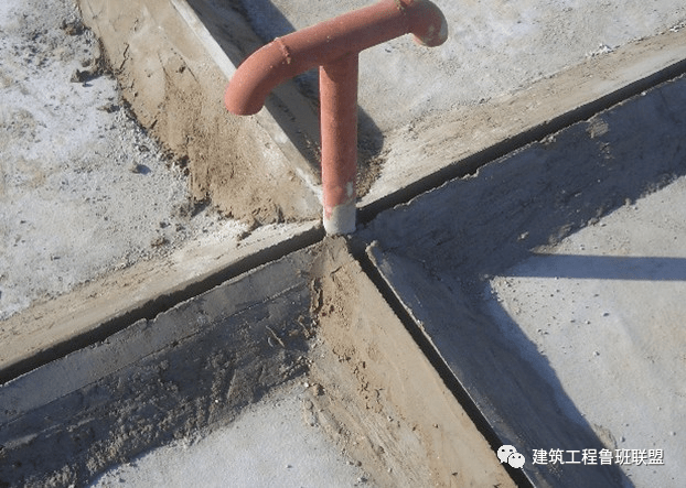 石混凝土防水层的分格缝,应设在变形较大和较易变形的屋面板的支承端