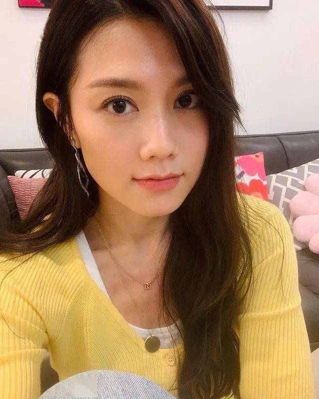 周秀娜自拍新照,上围疑再"缩水"!网友担心:多吃点啦