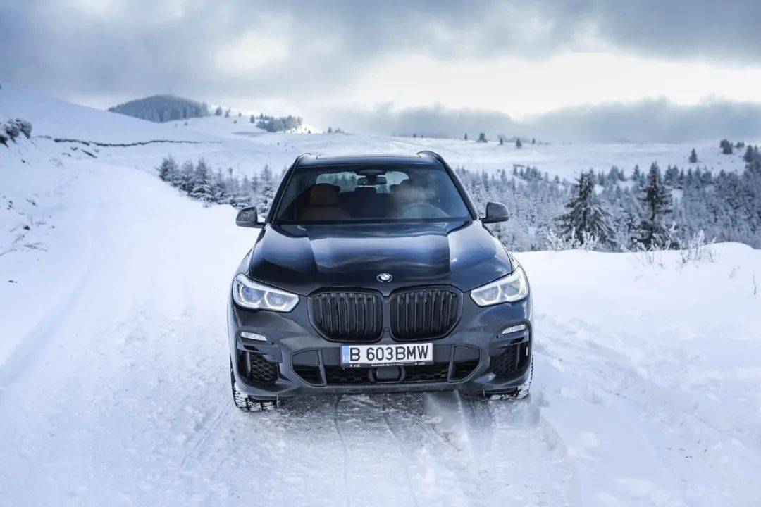 美极了黑色宝马x5在雪地里演绎一场视觉大片
