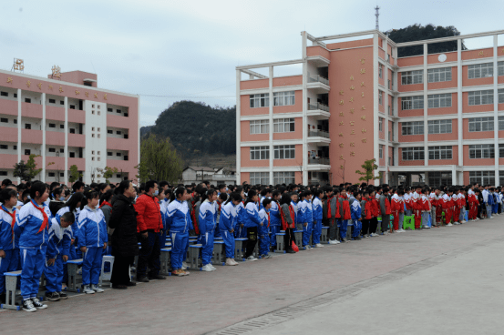 爱心成就梦想助学情暖人心爱心企业走进六枝特区第十中学为学生发红包