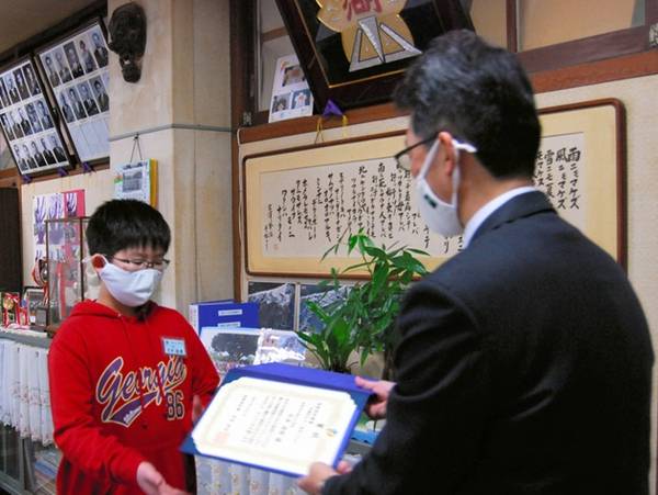 鸟取县|日本小学五年级学生发明“可传递笑容的透明口罩”获发明大奖