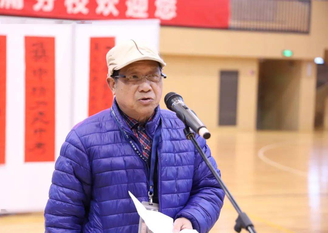 姜乃振校长发言:言发长师在会议过程中,学校还为每个同学们准备了四件