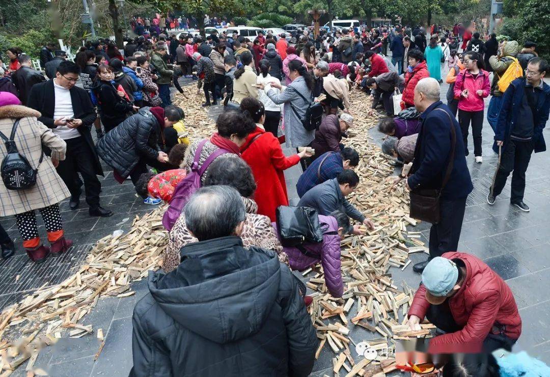 大年初一捡柴(财) / 乔啟明 摄于市贵阳黔灵山公园大年初一撞钟祈福