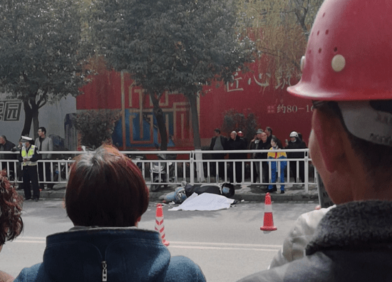 突发安康高新区钻石路口发生车祸