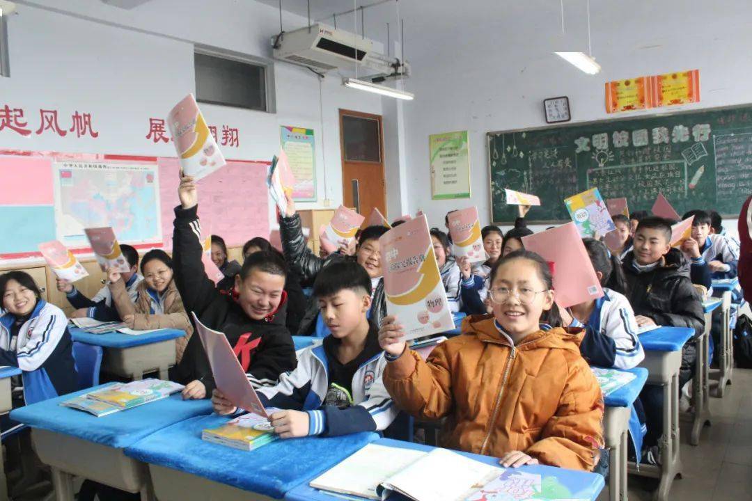 东港区西湖实验学校:看我亲手制作的新年海报和花灯日照第三实验中学