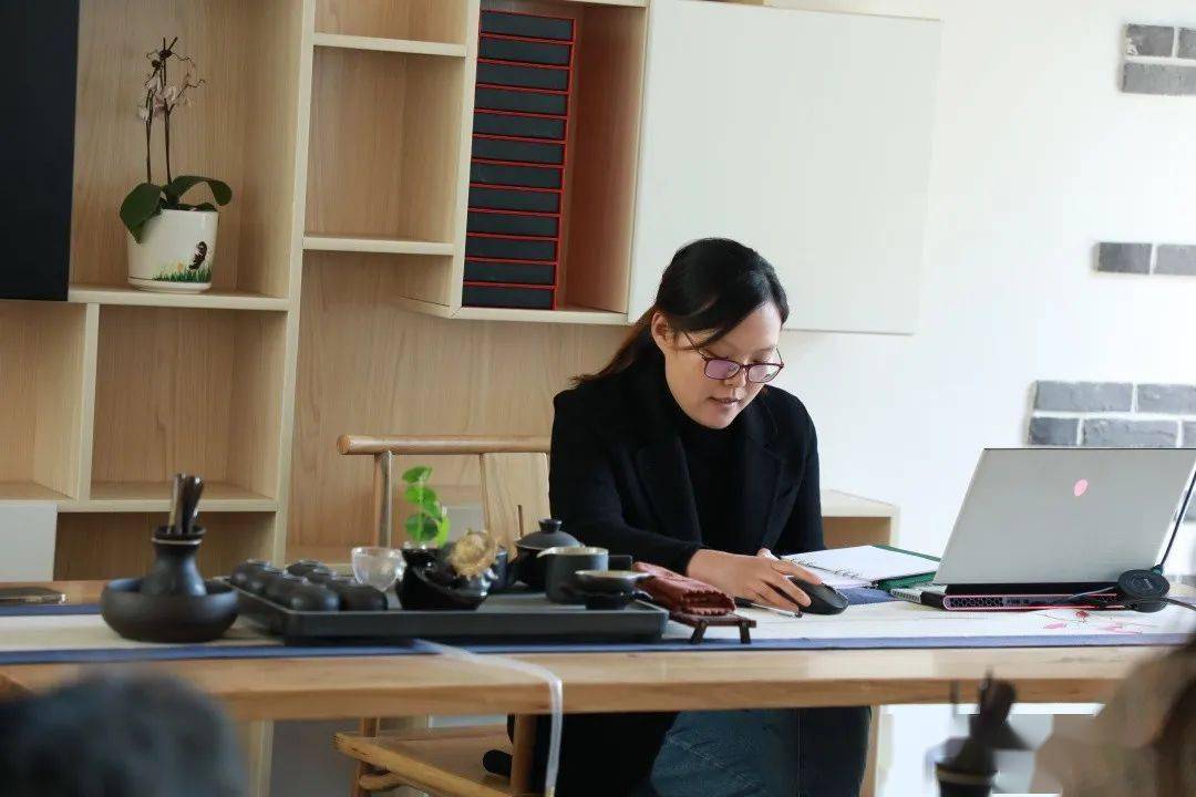 首先,老师们参观了陈桥路校区校园.