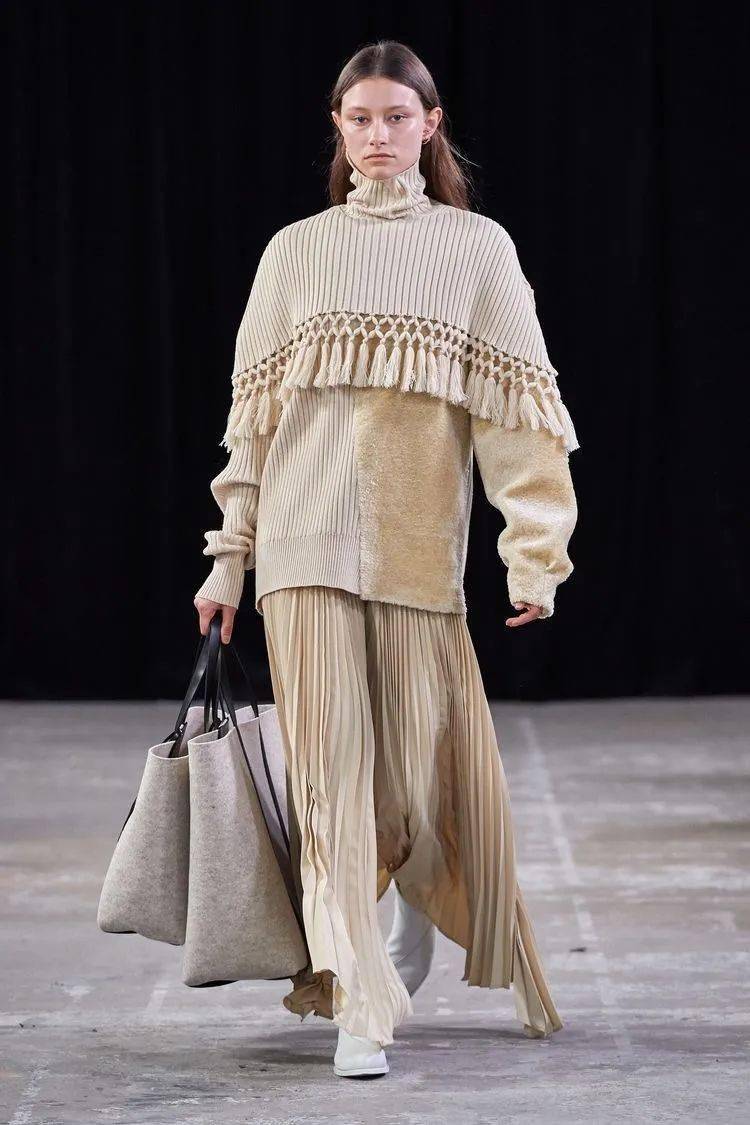 它以独特的编织工艺赋予服装强烈的设计感与非凡的时尚感