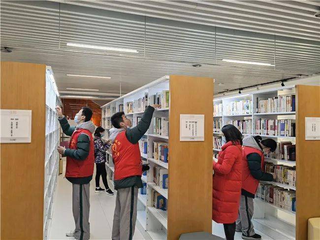 苍梧校区开展学雷锋图书馆志愿者服务活动