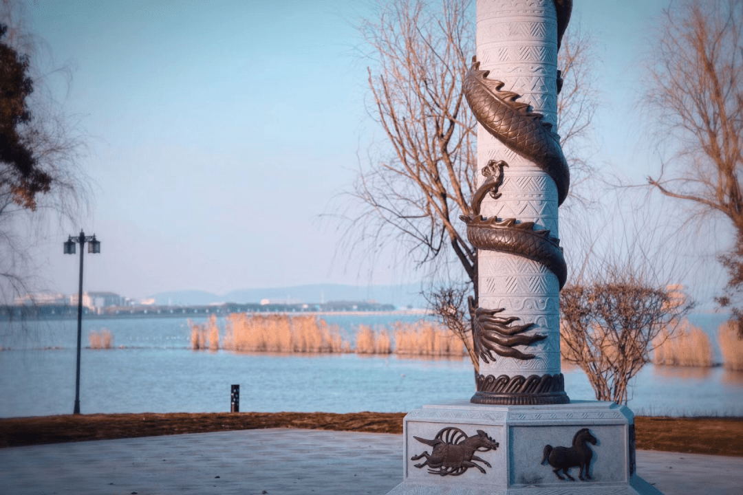 一座"望湖亭",依靠一条长堤与陆地相连.