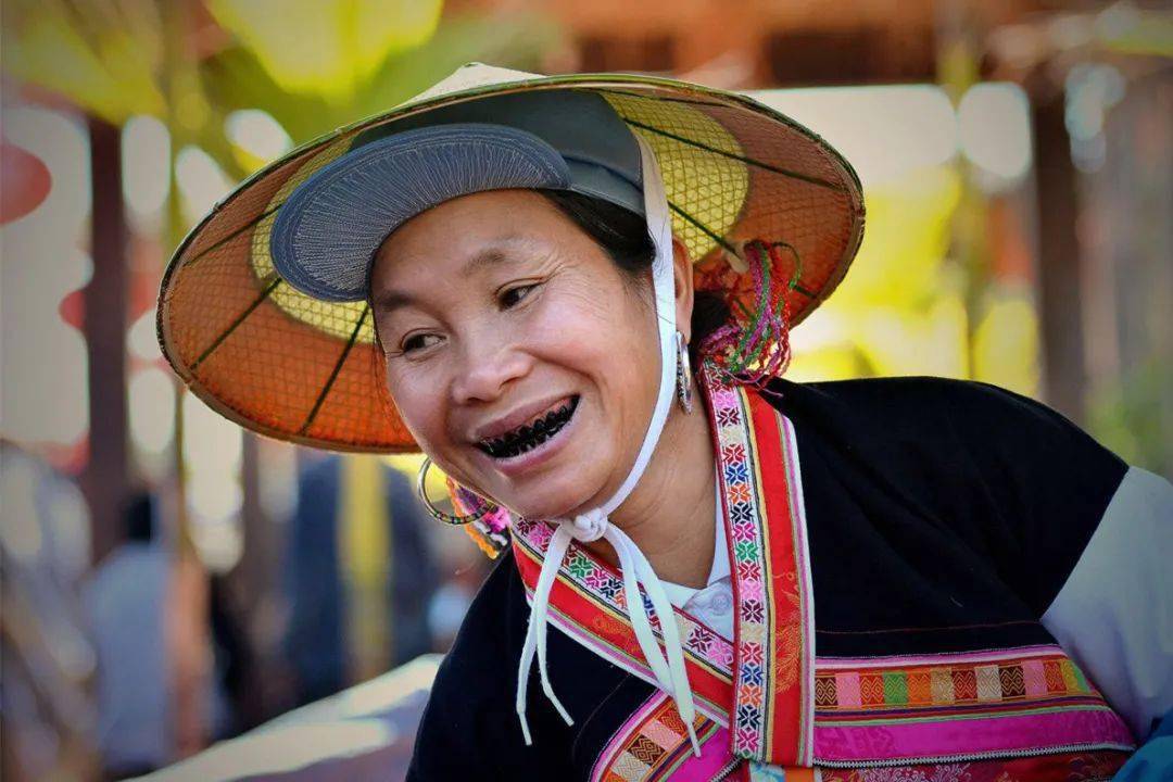 史书云:西南夷源于百越族群,乃古越人之后,这些族群的先人习惯文身,染