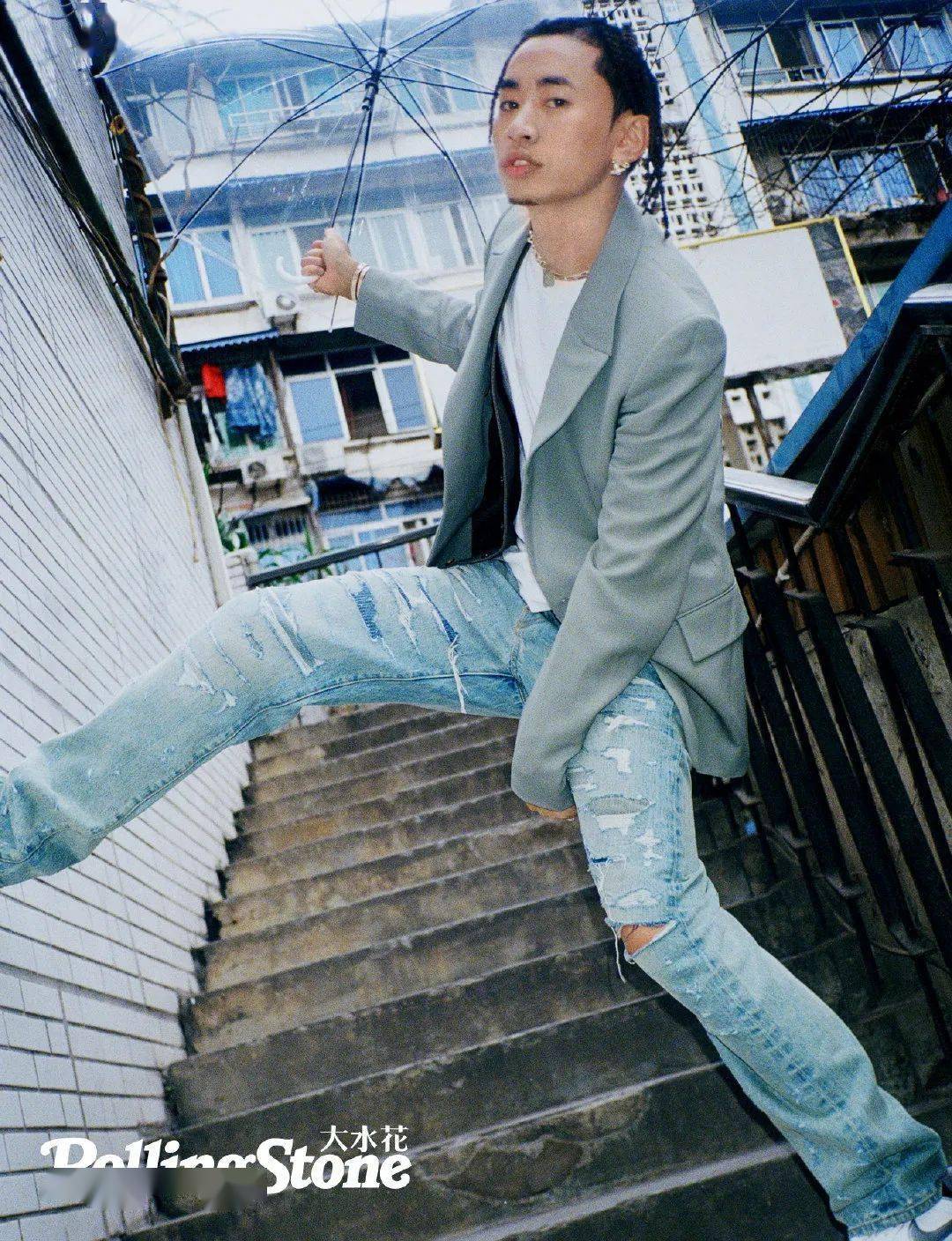 马思唯成为封面人物最新写真不丑还挺帅