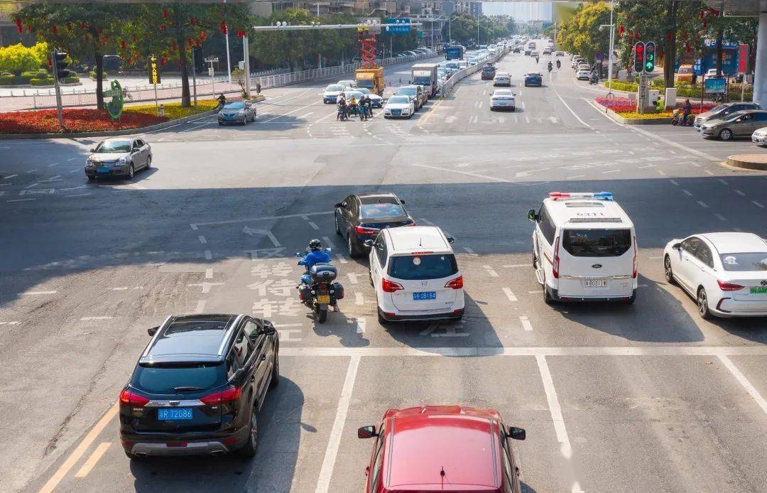 市区这两个左转待转区正式投入使用不知道怎么走看过来