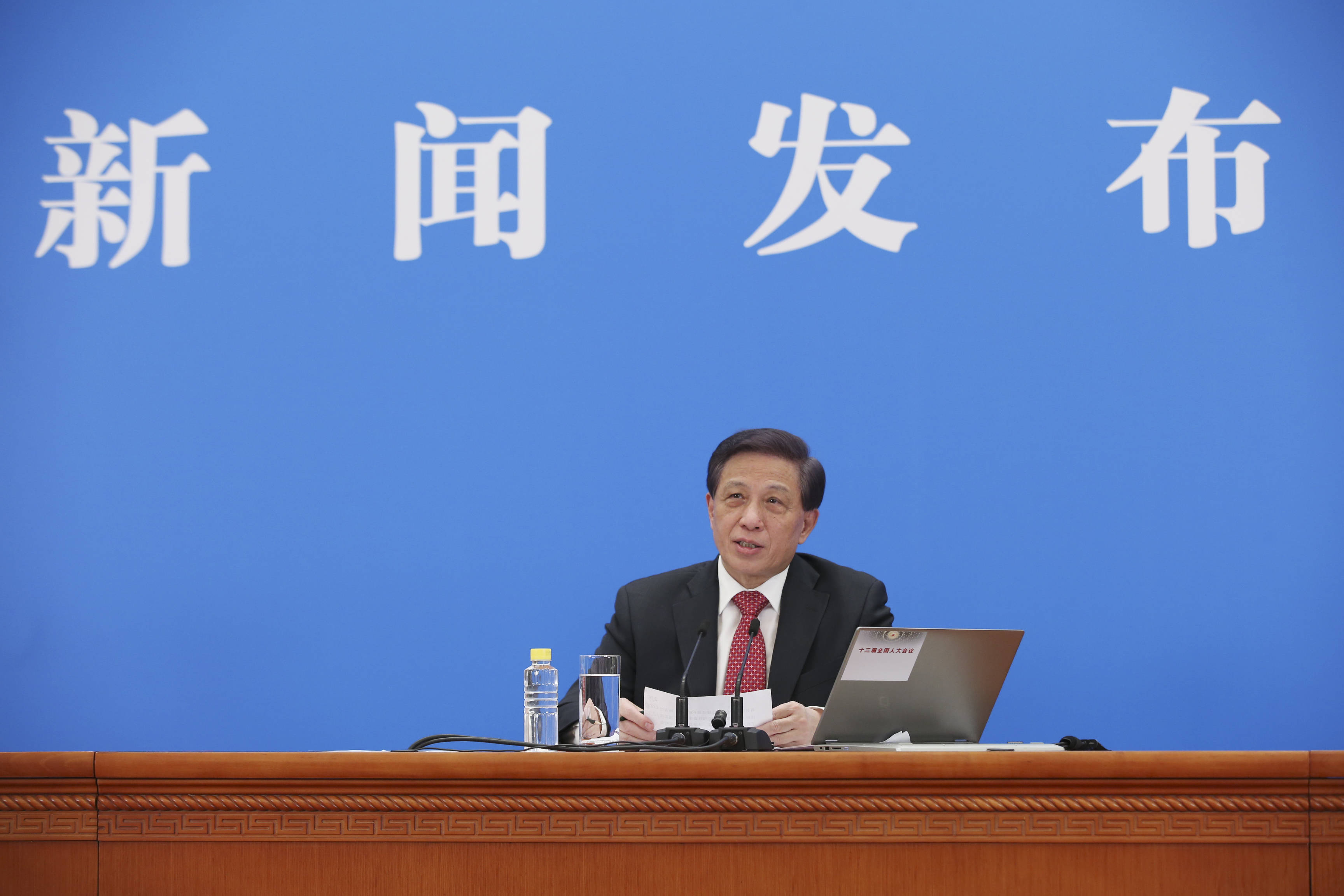新闻发布厅举行,大会发言人张业遂就会议议程和人大有关工作回答中外